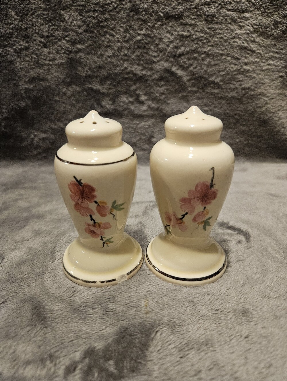 Vintage ceramic salt and pepper shakers.